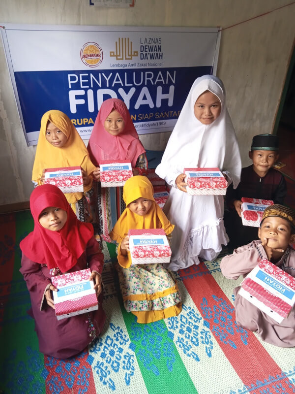 Penyaluran Fidyah Paket Makan untuk Para Santri Pesantren Darussalaam, Jatinegara, Jakarta Timur