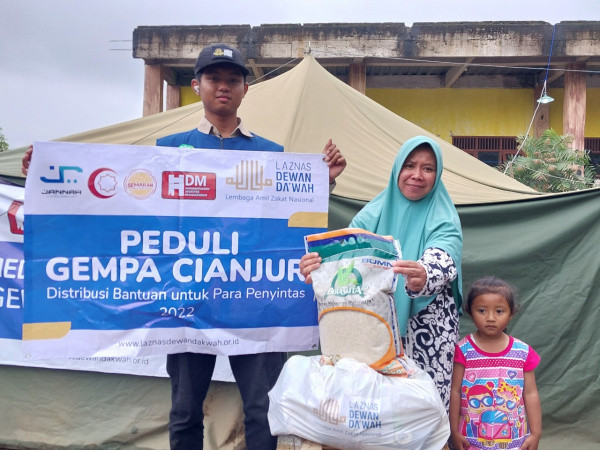 Ratusan Paket Sembako Bantu Masyarakat Penyintas Gempa Cianjur