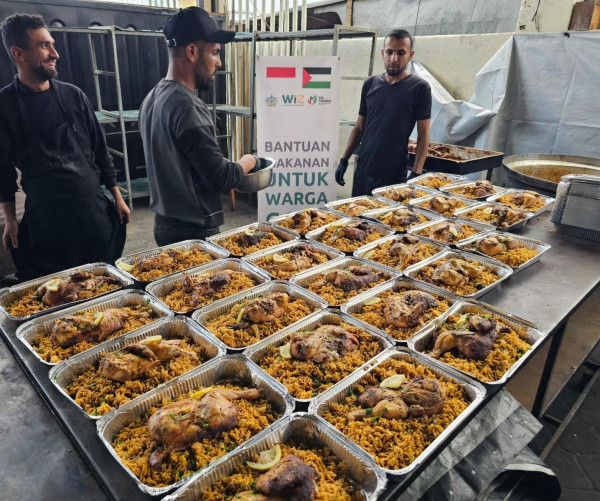 Di Tengah Puing Al-Mawasi, Ratusan Warga Gaza Terima Bantuan Pangan dari Masyarakat Indonesia