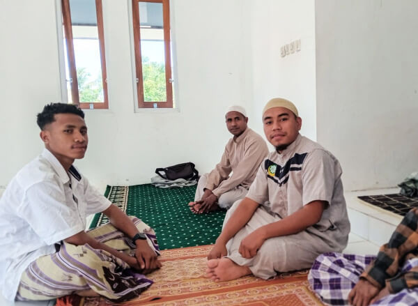 Da’i Dewan Dakwah Bimbing Pemuda Desa Oebelo, NTT, Berikrar Syahadat