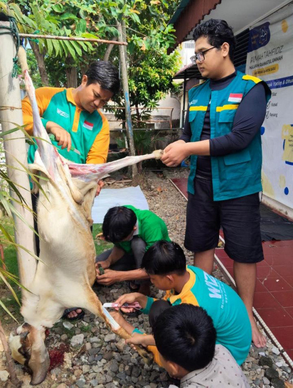 Sinergi Manfaat WIZ Sumbar dan Rumah Tahfidz Halimah Rahmatul Ummah, Salurkan Sedekah Daging untuk Santri, Orang Tua, dan Masyarakat Sekitar