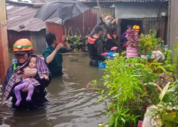 Relawan Wahdah Islamiyah Bersama Mapala STIBA Evakuasi Warga Terjebak Banjir Makassar