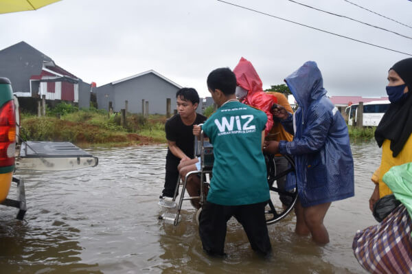 Ayunda Menggigil, Digotong WIZ ke Teman Aman karena Dua Hari Terjebak Banjir