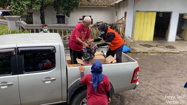 Alumni IPB Serahkan Bantuan Perlengkapan Rumah Tangga dan Ibadah untuk Penyintas Erupsi Semeru