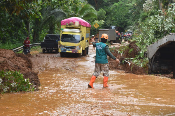 Jalan Trans Sulawesi Pasca Longsor di Tapalang Mamuju Akhirnya Dibuka