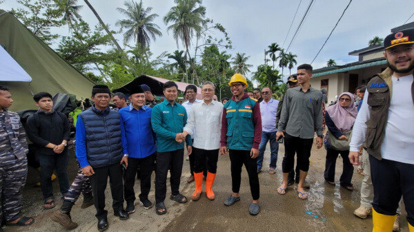 Zulkifli Hasan dan Anggota DPR RI Kunjungi Posko Hangat WIZ di Padang