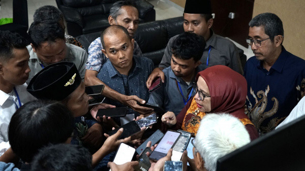 Prof. Evi Satispi Soroti  MBG Ketidaktepatan Sistem dan Kurangnya Pendekatan Lokal dalam Implementasinya