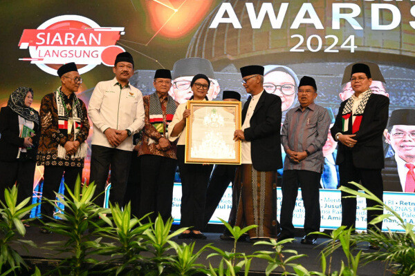 MUI Anugerahkan MUI Mujahid dan Mujahidah Awards pada  Jusuf Kalla dan Retno Marsudi