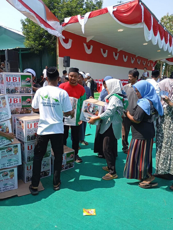 Selain Dikirim ke Palestina, Pesantren Nuu Waar AFKN Bagikan Ubi kepada 2000 Warga Bekasi