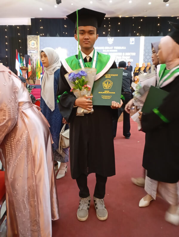 Thoriq, Anak Kedua Ini, Meraih Predikat Magna Cumlaude dalam Wisuda UIKA 2024