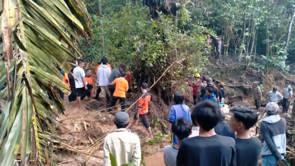 Tim Gabungan Evakuasi Tiga Warga Jeneponto Tertimbun Tanah Longsor