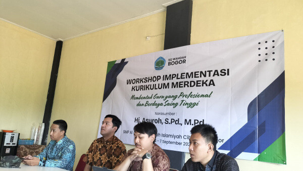 (Gambar) SMP Wahdah Cibinong Adakan Workshop Implementasi Kurikulum Merdeka