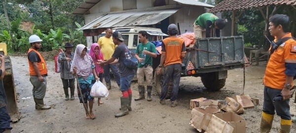 Relawan Wahana Muda Indonesia (WMI) Tembus Daerah Terisolir Di Bogor Barat