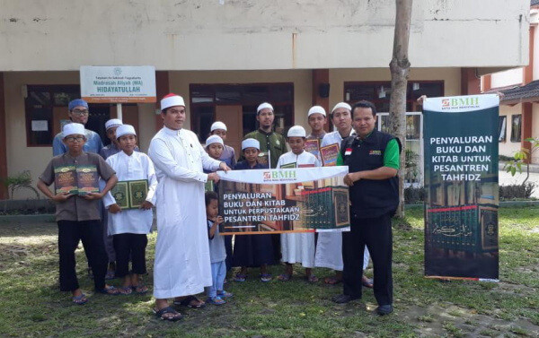 Sambut Ramadhan, BMH Yogyakarta Salurkan Kitab dan Buku Ke 10 Pesantren