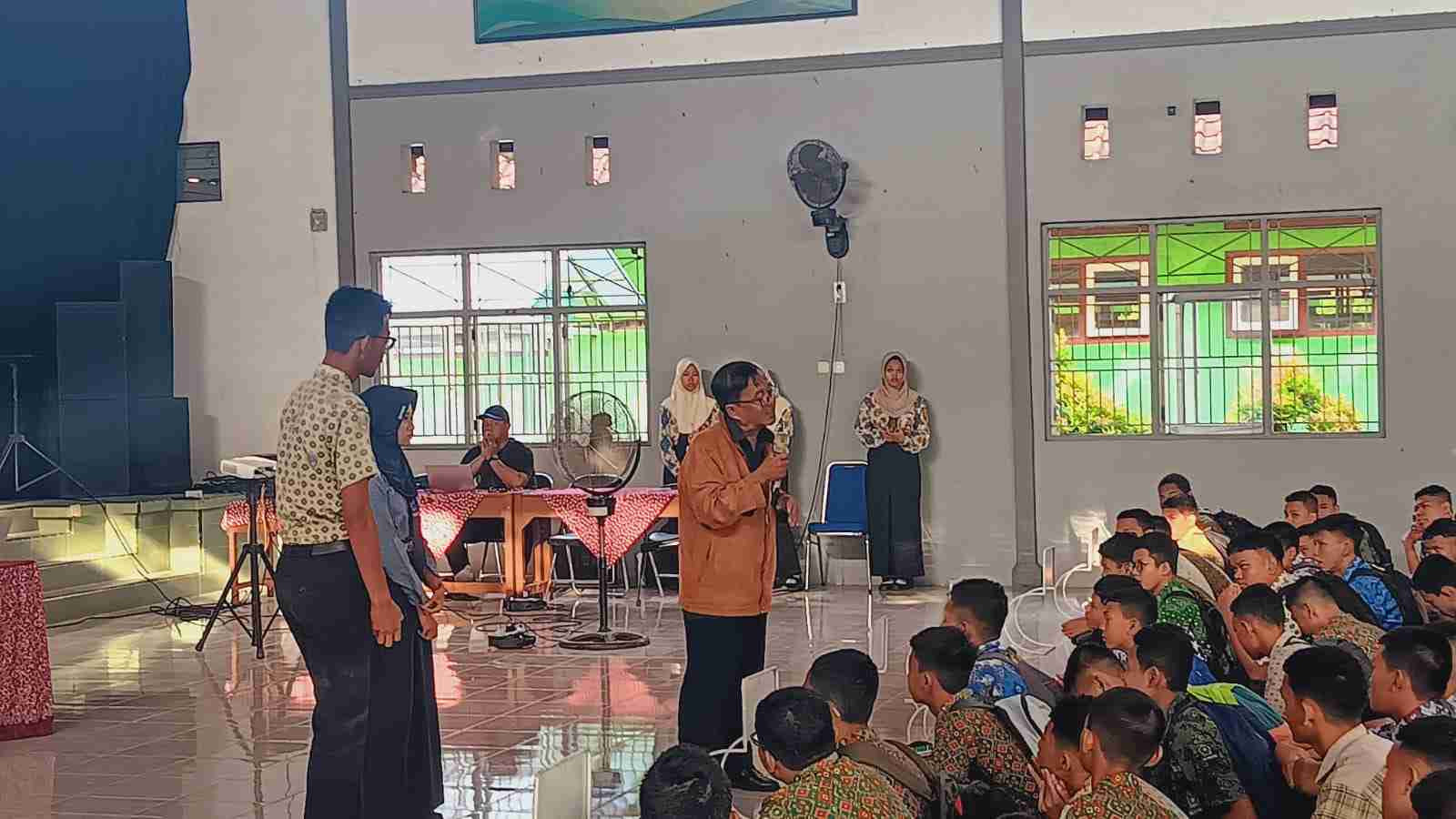 Sisipkan gambar ...