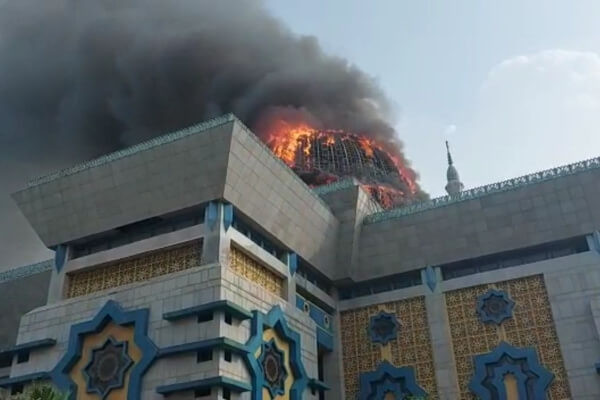 Masjid Terbakar, Pegawai Disingkirkan, Jakarta Islamic Centre di Persimpangan Jalan?