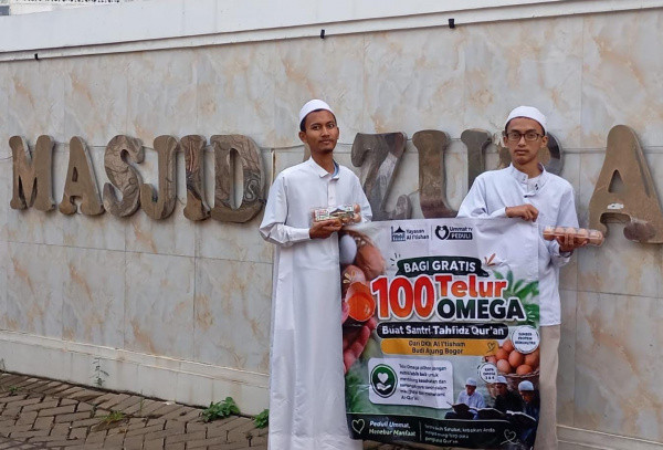 Ummat TV Peduli dan DKM Al I’tisham Salurkan 100 Telur Omega untuk 11 Calon Dai Muda Azura