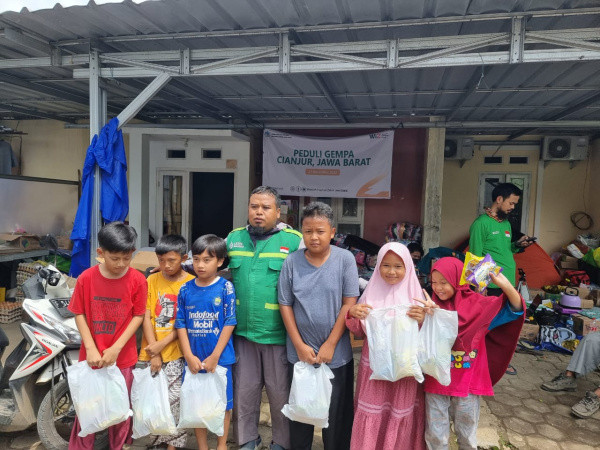 (Gambar) Aktifitas Relawan Wahdah Peduli di Lokasi Pengungsian