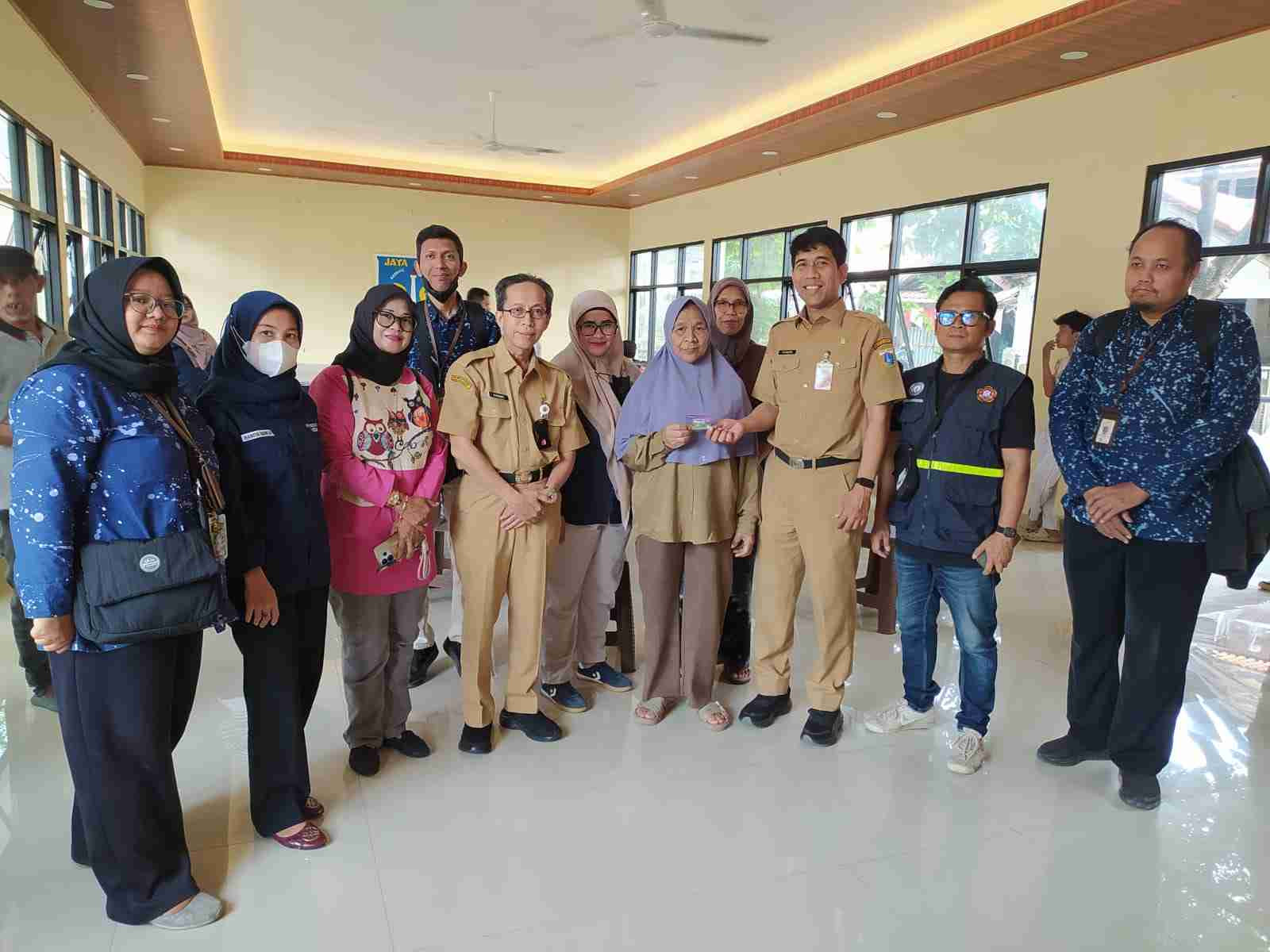 Sisipkan gambar ...