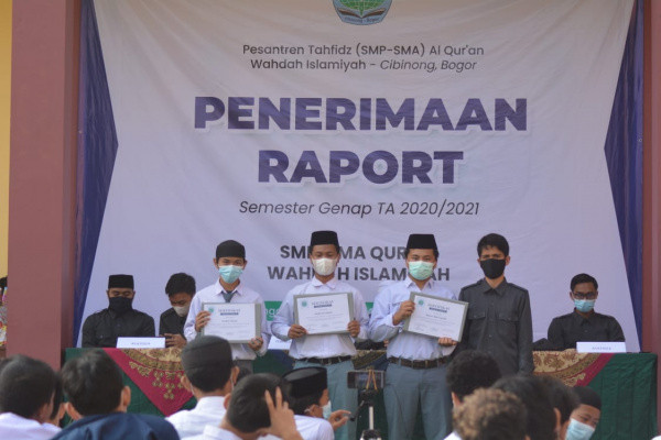 Ditengah PPKM, Santri Tahfidz Wahdah Bogor Adakan Penerimaan Rapor Secara Outdoor dan Daring